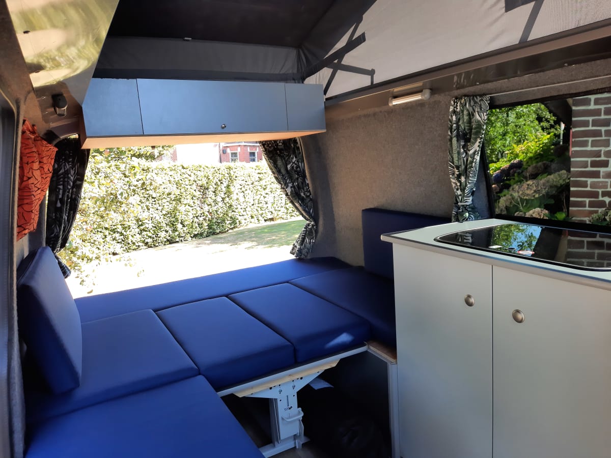 Camping-car compact avec siège rond Volkswagen VW T5 TDI à partir de 67,00  € par jour Goboony