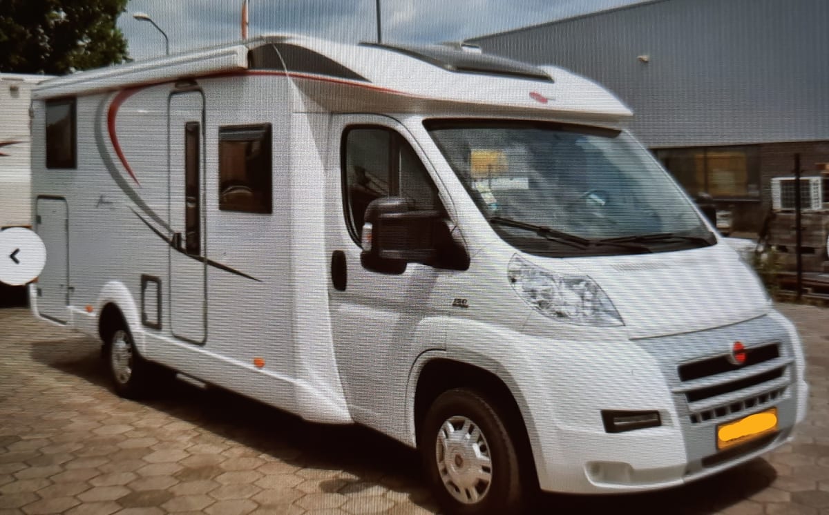 Navigator – Navigator - camping-car 4 couchages à partir de 121,00 £ par  jour Goboony