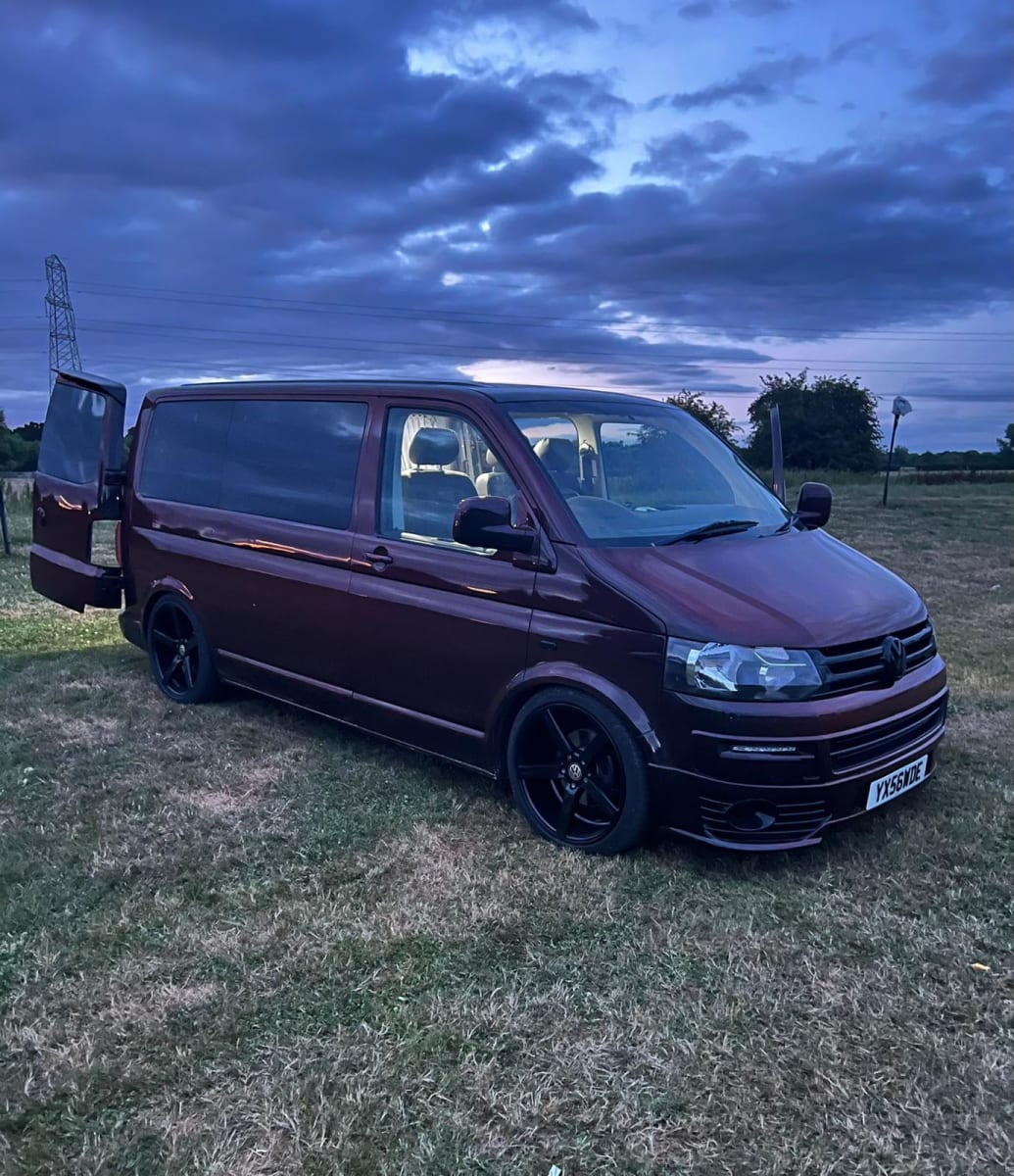 Colourshift Camper Wrap – VW T5 Campervan Nouvelle construction - Intérieur  3 couchettes chêne et gris, hors réseau. à partir de 99,00 £ par jour  Goboony