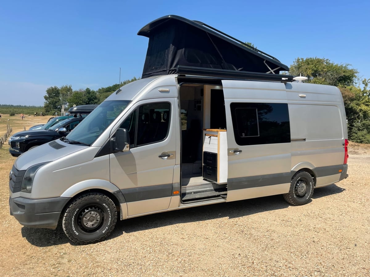 Finley – 'Finley' Luxueux VW Crafter Expedition Campervan Toit