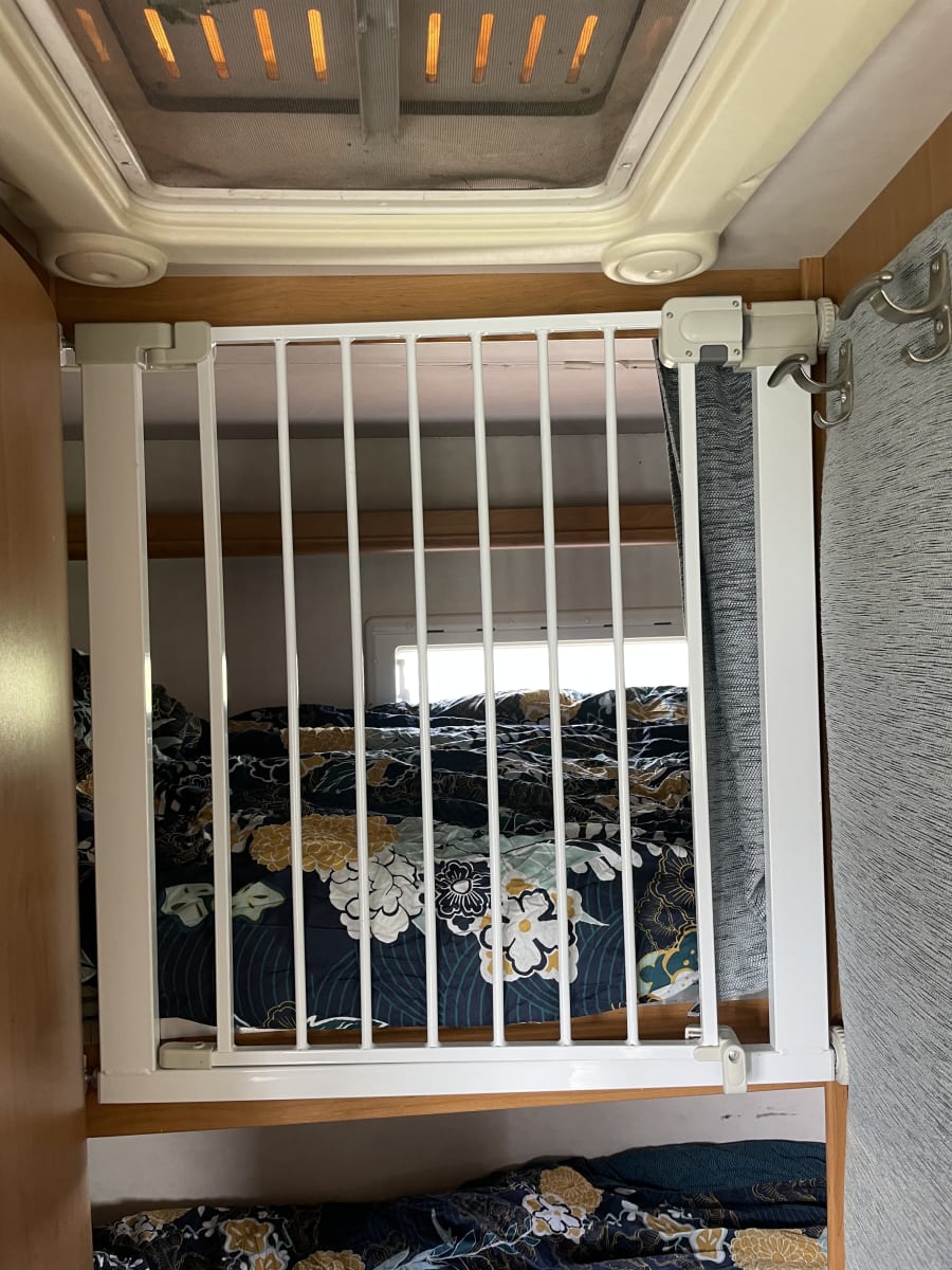 Little Kliner Cozy family camper from 2006, for 6p. With bunk beds