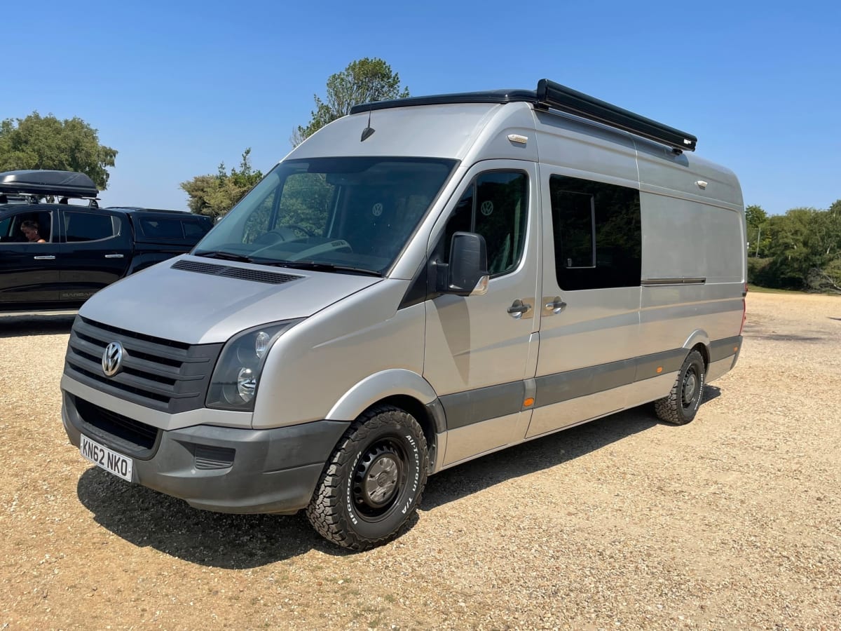 Finley – 'Finley' Luxueux VW Crafter Expedition Campervan Toit