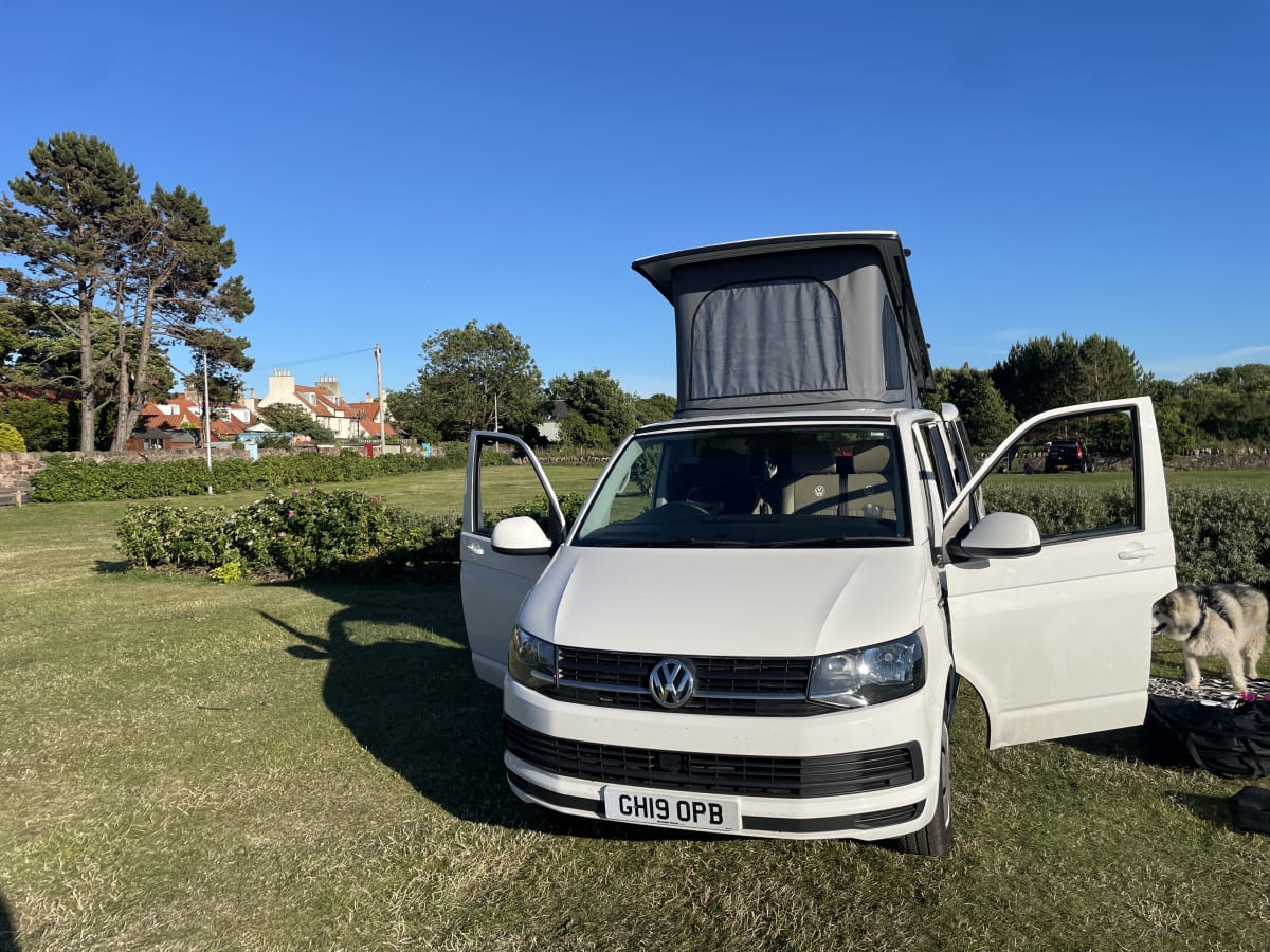 Quicksilver – Weißer VW T6 mit vier Schlafplätzen. ab 103 £ p. T. – Goboony