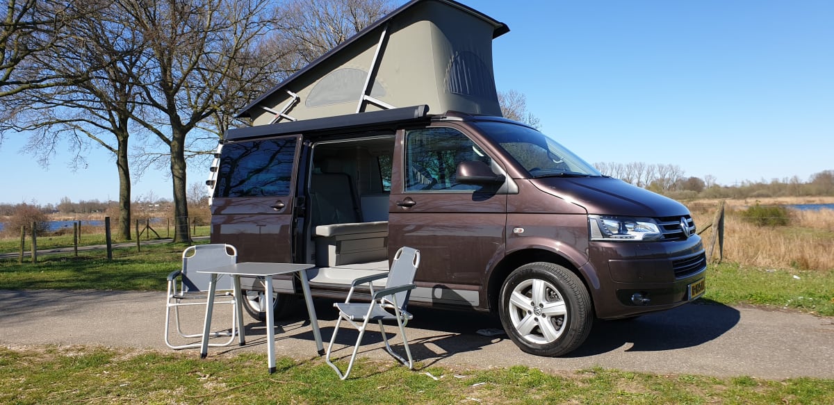 Bruin – Volkswagen T5 California Bus Camper mit Aufstelldach. ab 138 € p.  T. – Goboony