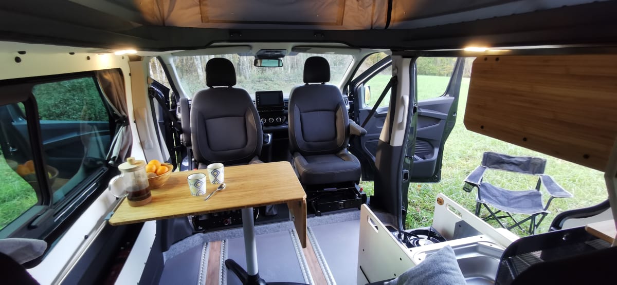 CANTERBURY – Renault trafic 3 2023 - 4 places - Paris à partir de 90,00 €  par jour Goboony