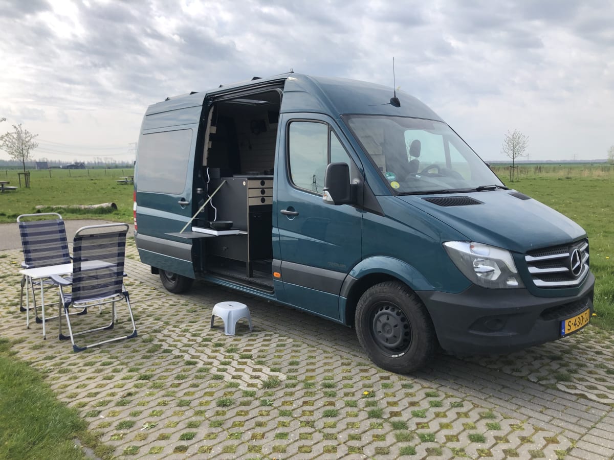 Neuer cooler, netzunabhängiger Mercedes Sprinter Buscamper mit