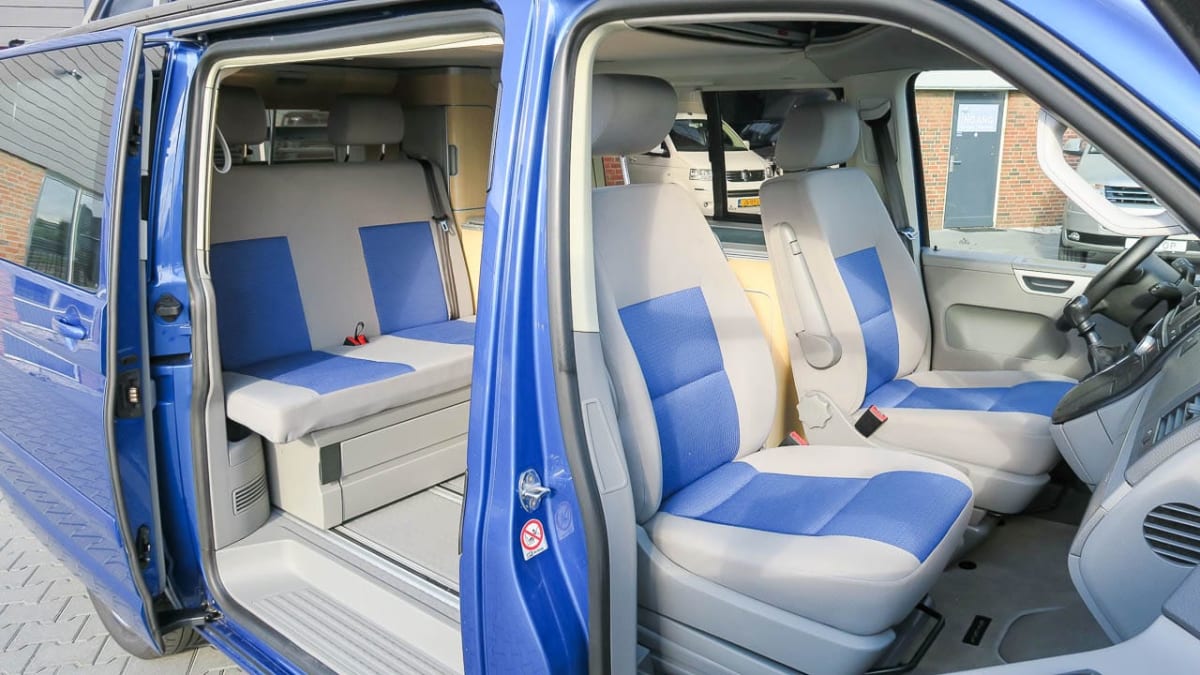 Tough Blue VW T5 2.5 TDI California Camperbus with lifting roof