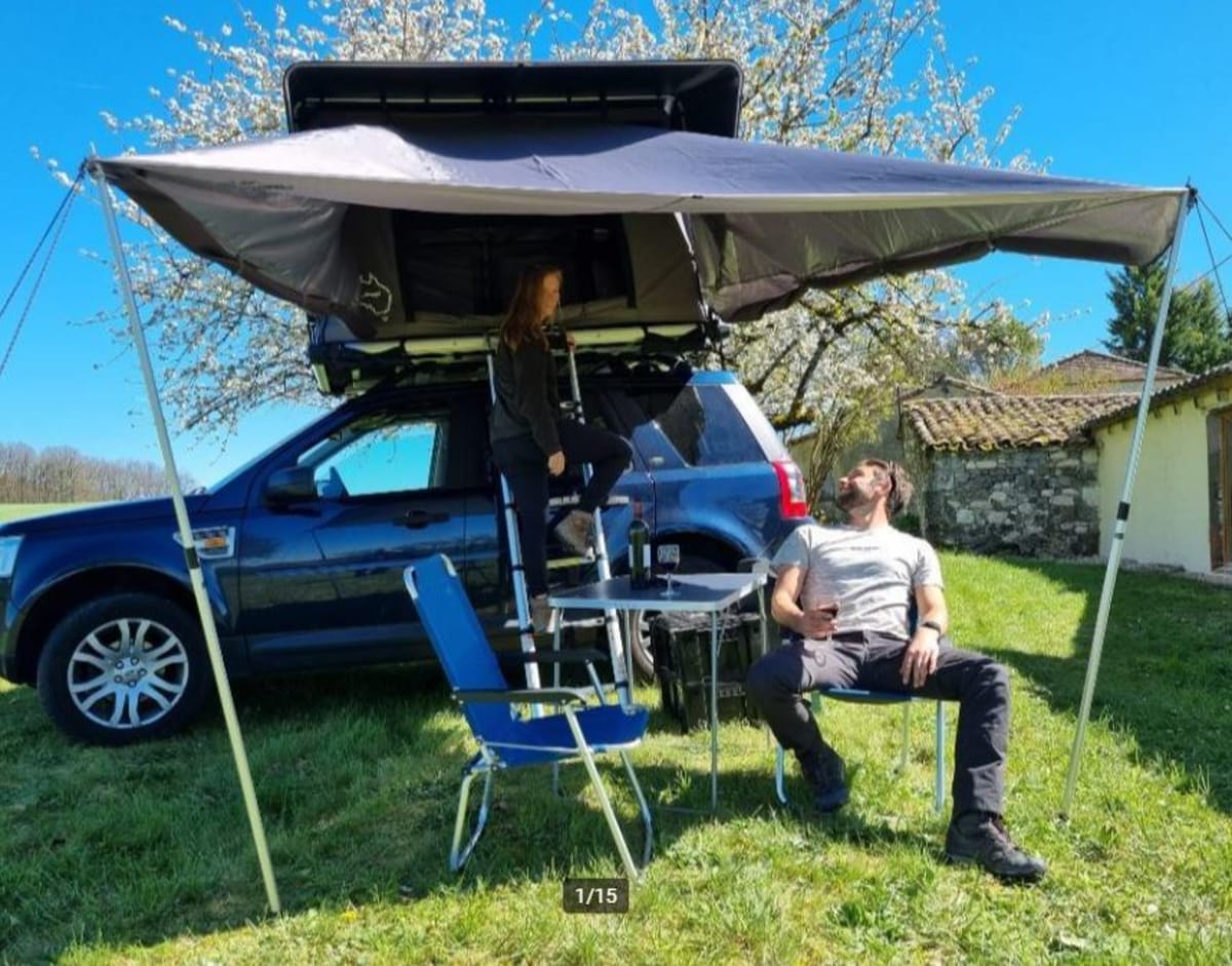 Mr. Blue Sky – Land Rover con grande tenda sul tetto e attrezzatura da  campeggio completa in Francia da 121 € al giorno - Goboony