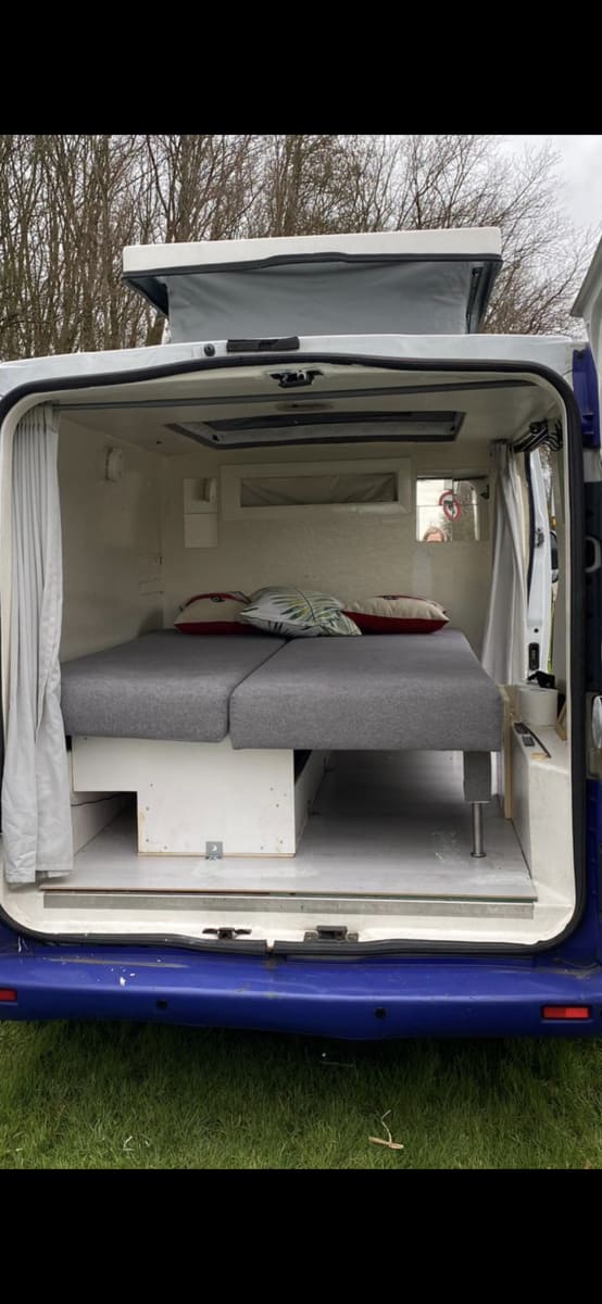 BuZz Lightyear – Opel vivaro 1.9 sdi compact camper from €78 p.d. - Goboony