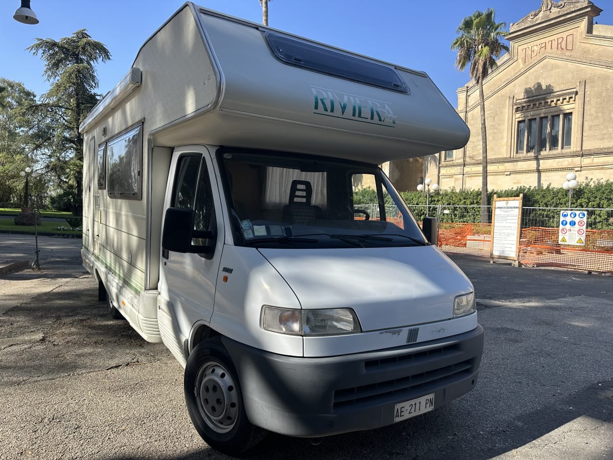 Simone – Camper Fiat Ducato Riviera 7 posti 2.5TDI da 100 € al giorno -  Goboony