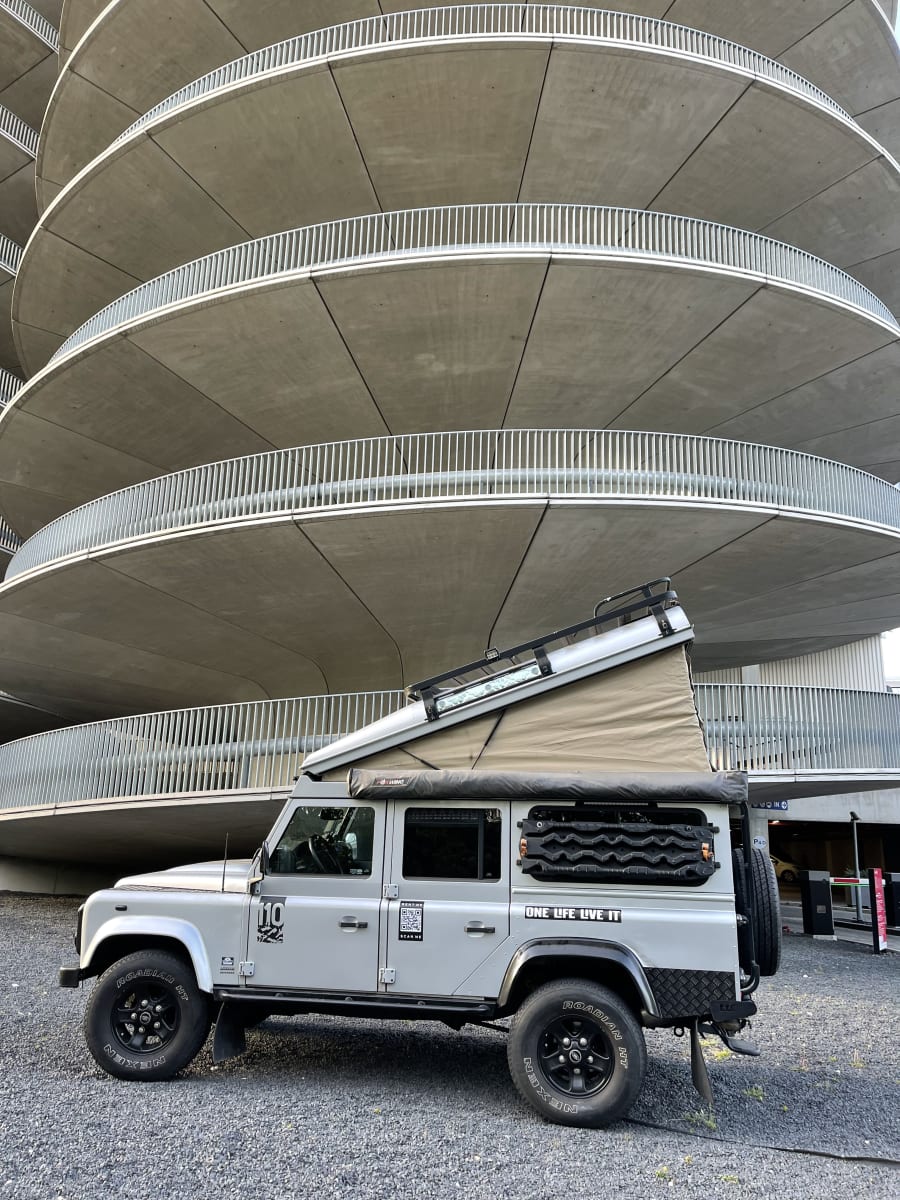 The Silver Bullit – Landrover Defender (Portugal) 110 One-of-a