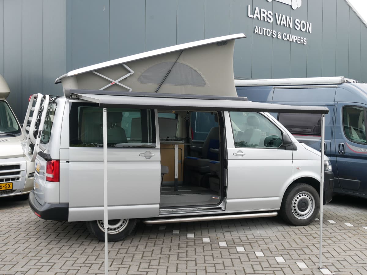 VW T5 California, couchage 4 personnes, 4 places, avec auvent à partir de  99,00 € par jour Goboony