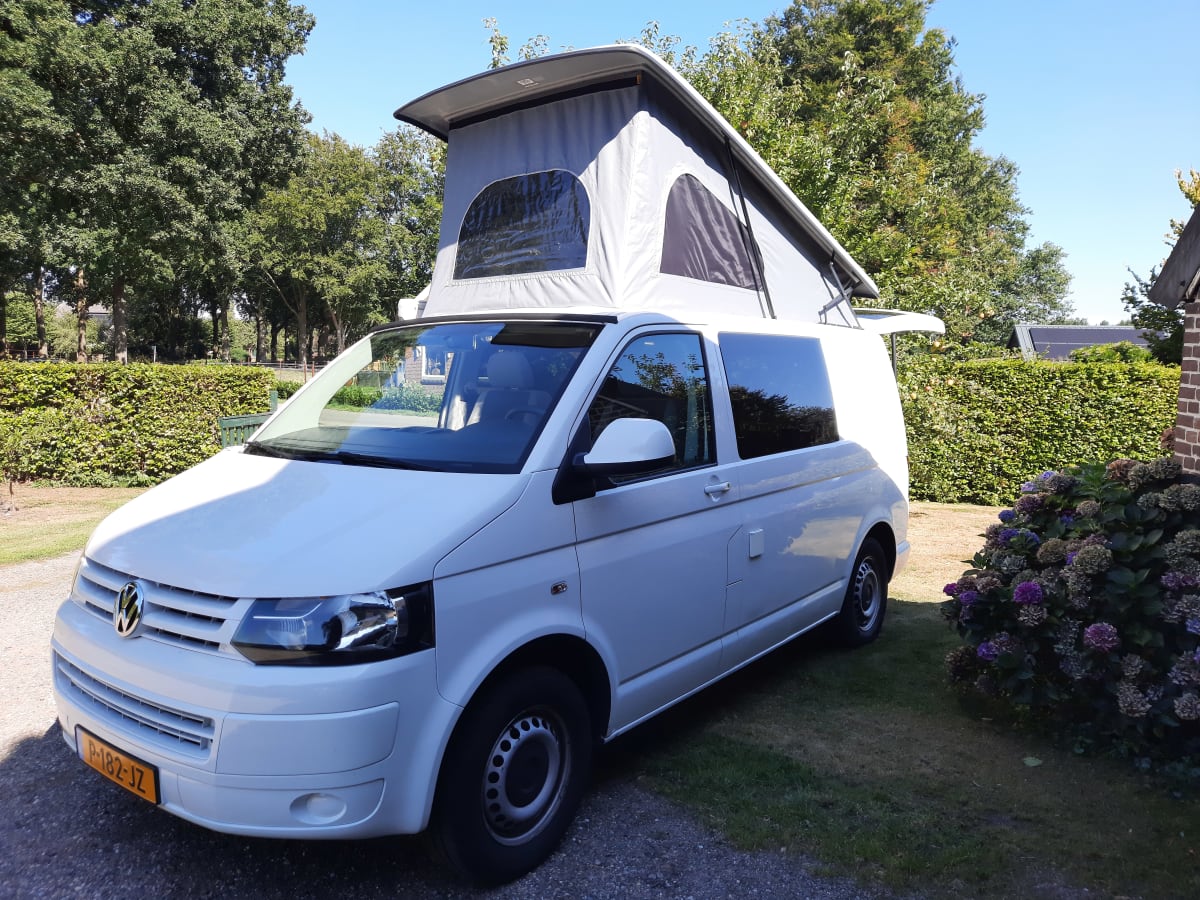 Camping-car compact avec siège rond Volkswagen VW T5 TDI à partir de 67,00  € par jour Goboony