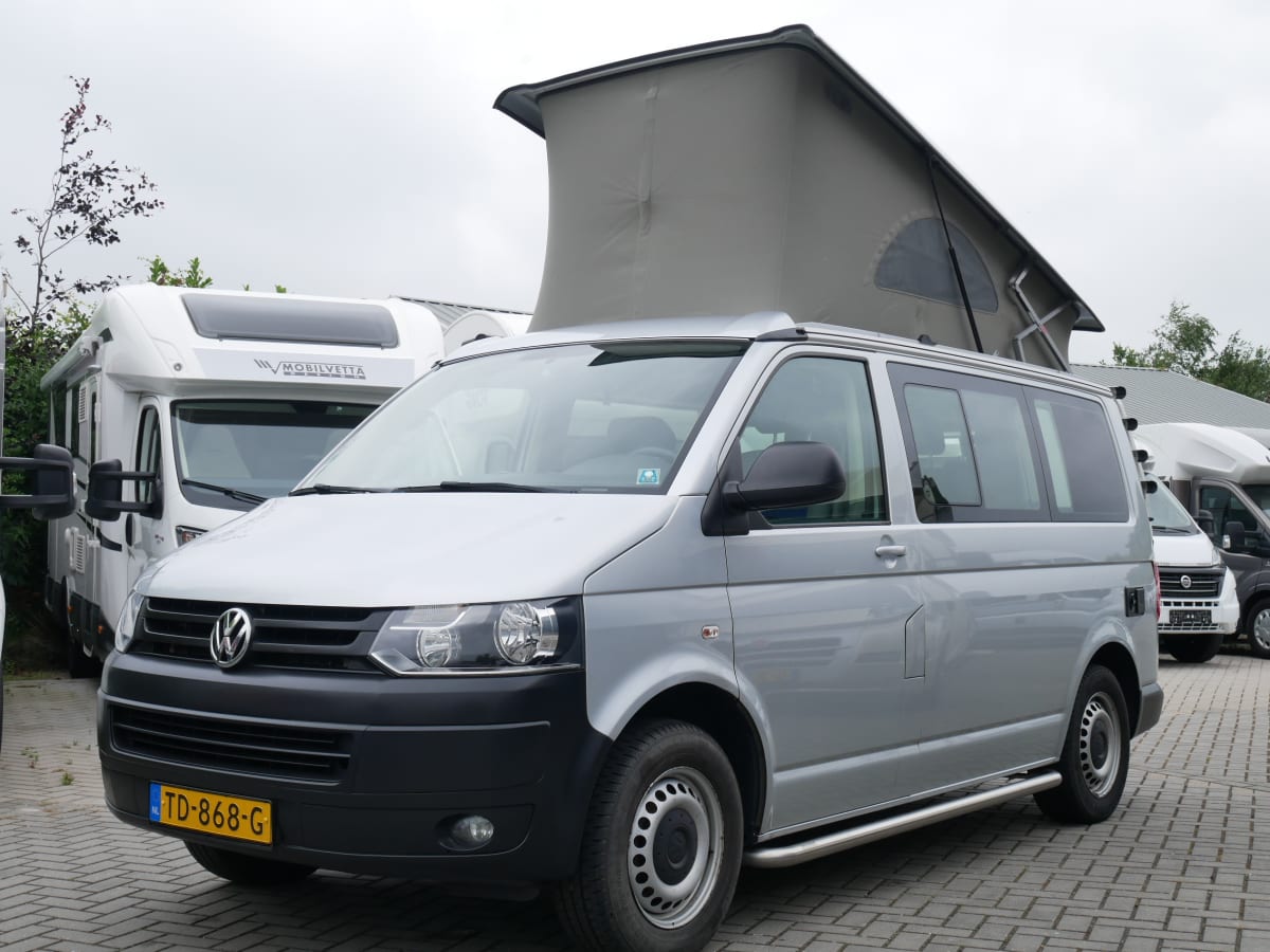 VW T5 California, couchage 4 personnes, 4 places, avec auvent à partir de  99,00 € par jour Goboony