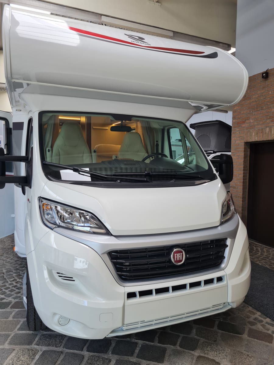 Nouveau Rimor Alcove Camper 2021 Fiat Ducato à partir de 115,00