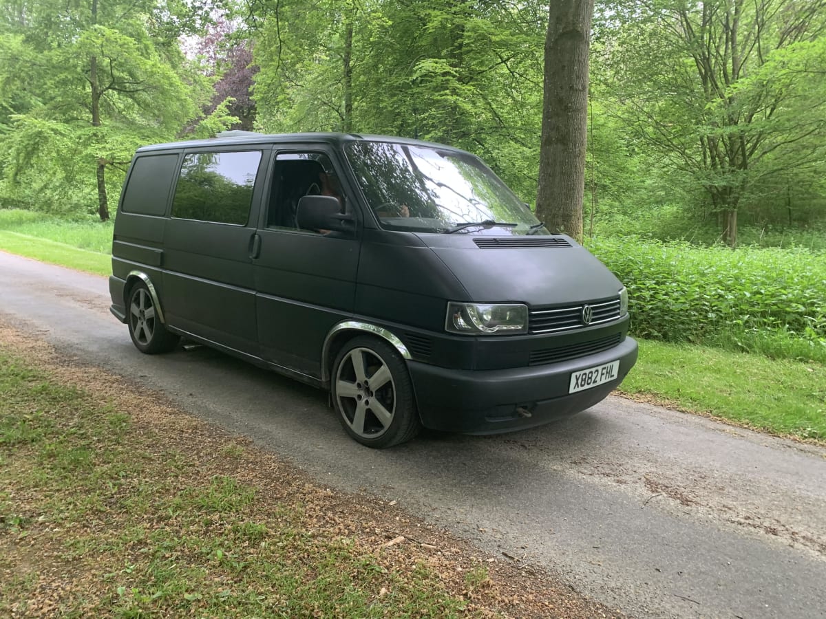 Moonraker – Kundenspezifischer VW T4 Glamping, Thetford-Toilette