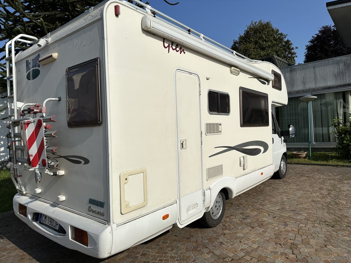 JoyRider – Camping-car mansardé pour 7 personnes à partir de 81,00 € par  jour Goboony