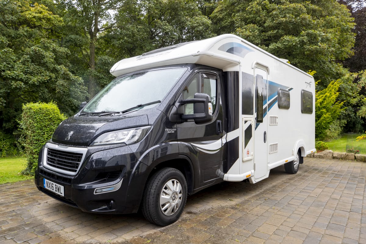 Ricardo – 6 Berth Luxury Motorhome from £143 p.d. - Goboony