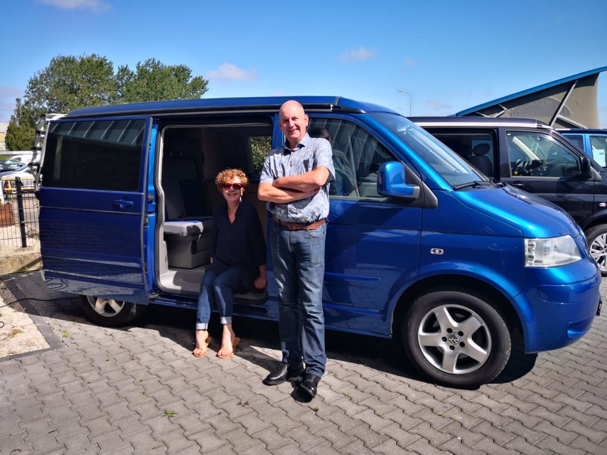 Tough Blue VW T5 2.5 TDI California Camperbus with lifting roof from €84.00  p.d. - Goboony