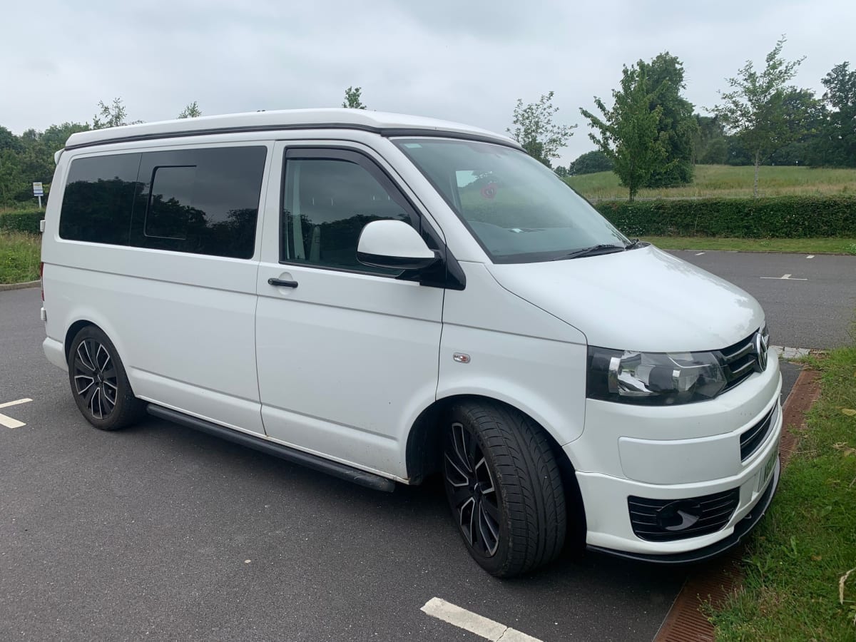 VW T5 Multivan Camper Automatik ab 95 € p. T. – Goboony