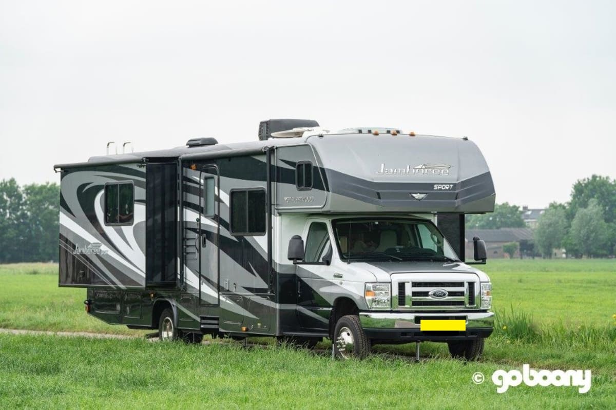 Herformuleren De eigenaar limiet Fleetwood Ford E450 – C-Rijbewijs. Amerikaanse 9 persoons grote camper  huren in Nederland vanaf € 218 p.d. - Goboony