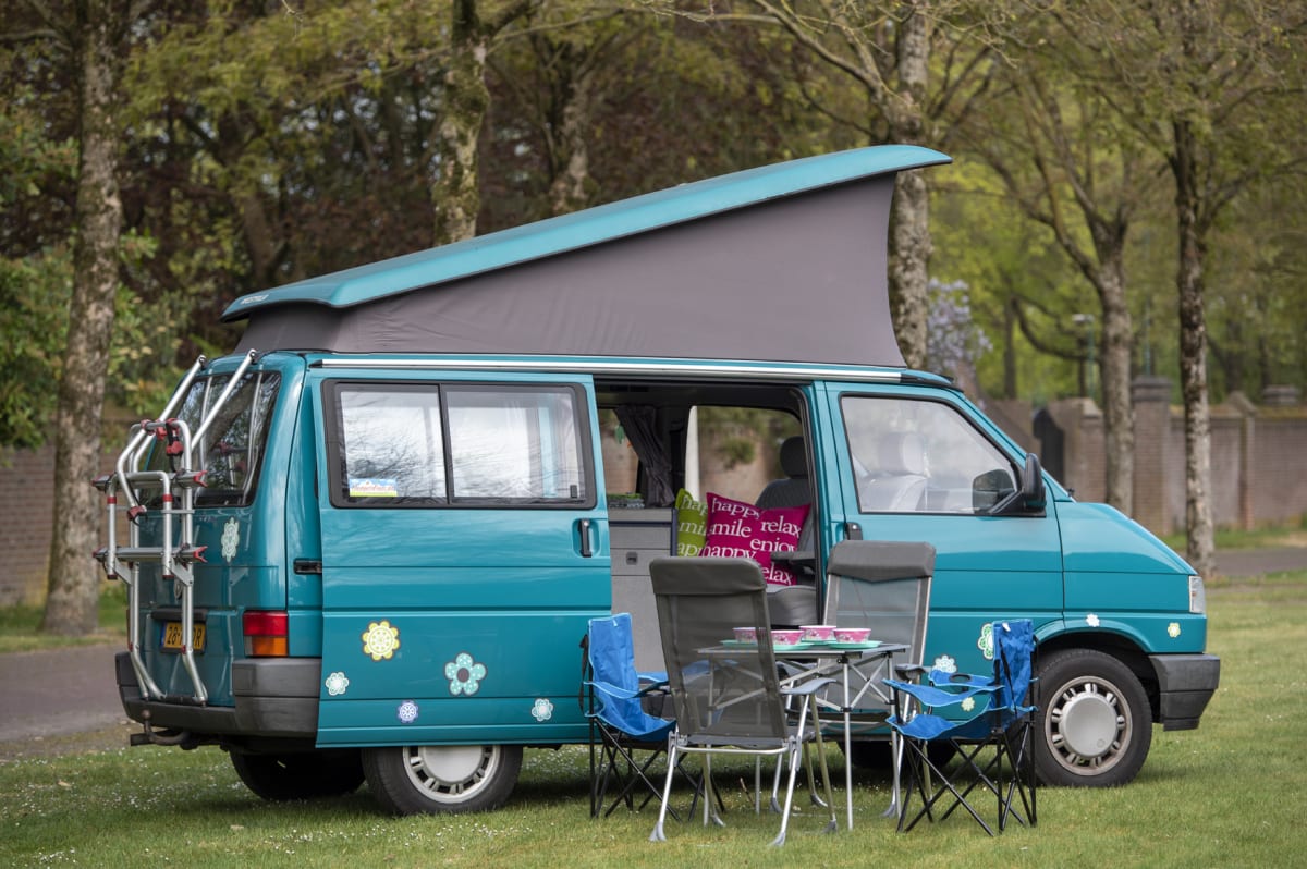 Happy - VW T4 California confortable et robuste avec toit de couchage à  partir de 72,00 € par jour Goboony