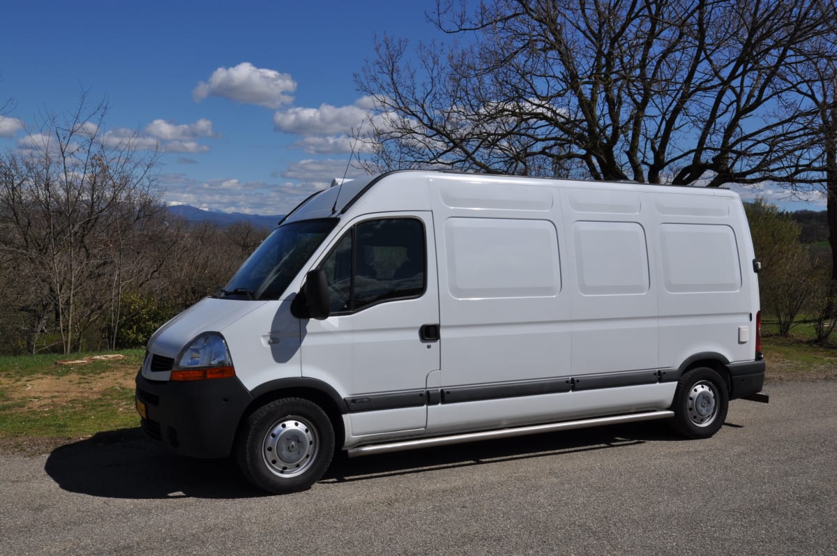 Camper Renault per 2 persone completamente attrezzato con letto fino a 175 x 205 cm da 109 € al