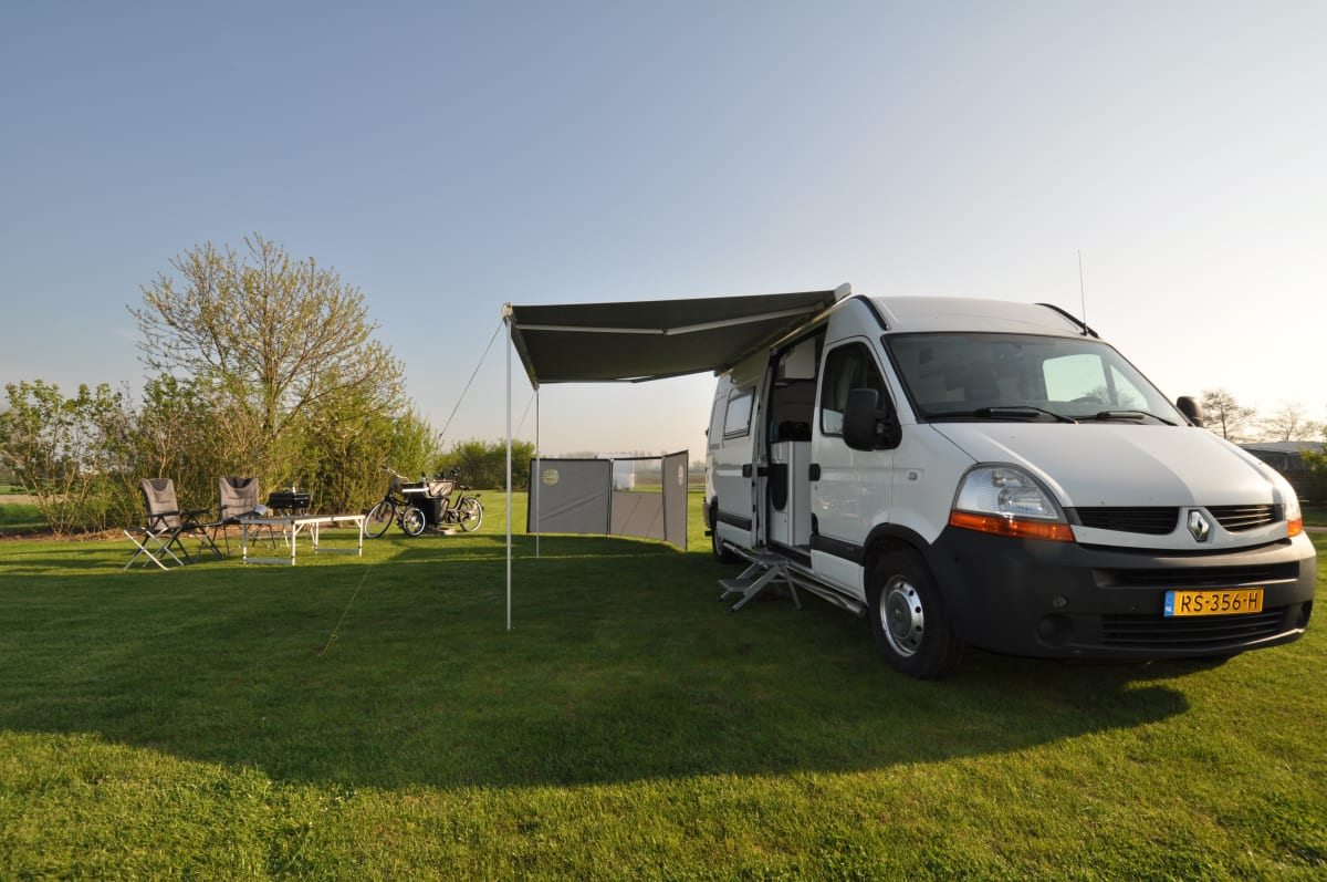 Camper Renault per 2 persone completamente attrezzato con letto fino a 175 x 205 cm da 109 € al