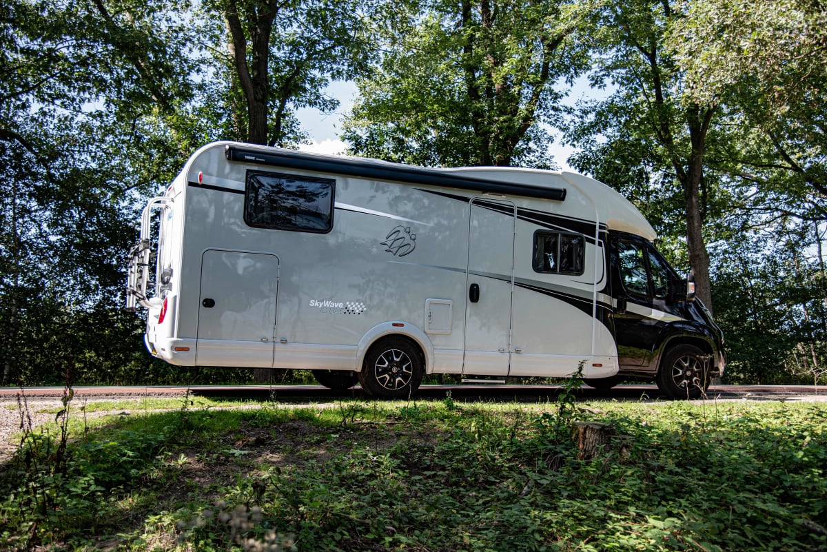 Sky Wave 700 Meg Luxury Automatic Semi Integrated Camper For 4p With Airco From 145 P D Goboony Sky Wave 700 Meg Luxury Automatic Semi Integrated Camper For 4p With Airco From 145 P D Goboony