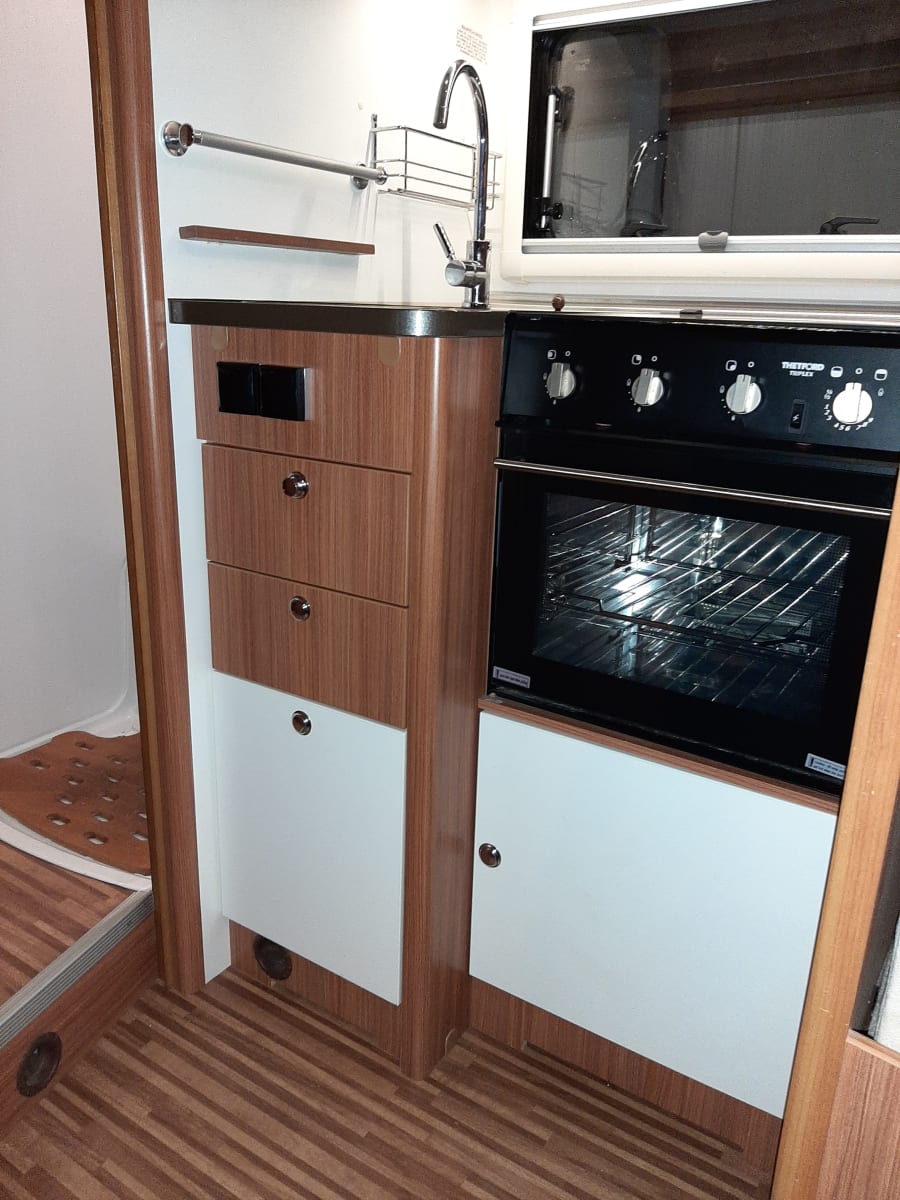 Camper di lusso per 4 persone (2014) con letti lunghi, pannello solare