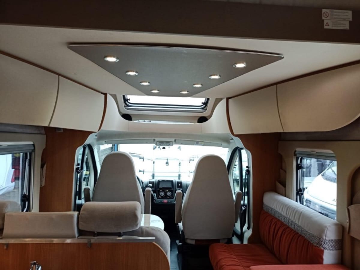 zwerver Completa di lusso per due persone di camper affitti da 121 € al giorno Goboony