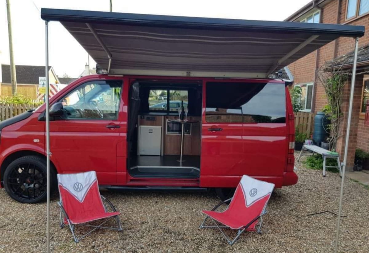 ARTHUR Volkswagen T5.1 camper van pop-up roof Transporter sleeps 4 TV à  partir de 73,00 £ par jour Goboony