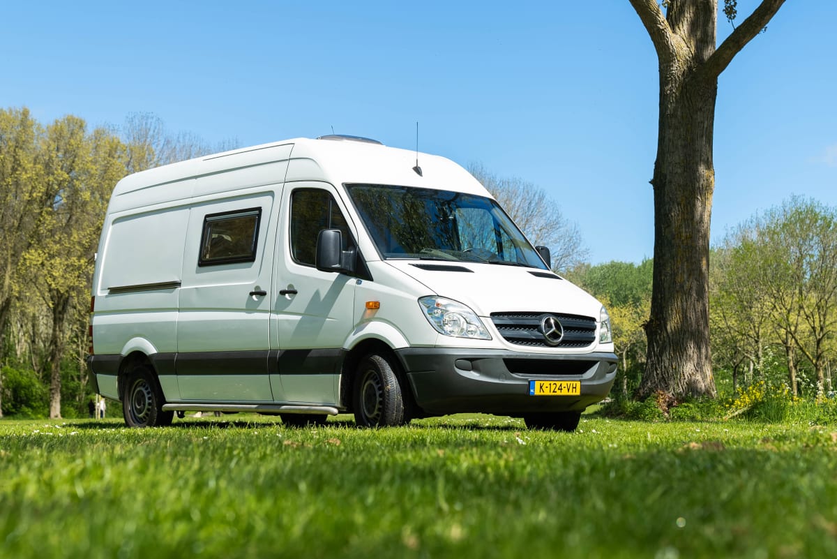 Betreffende buffet weduwnaar Witte Bamboe Bus met Heerlijk Groot Bed! vanaf € 91 p.d. - Goboony