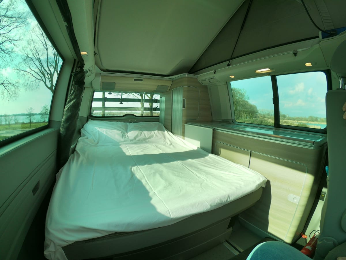 Blauw Volkswagen T5 California Bus camper with popup roof. from €138 p.d. Goboony