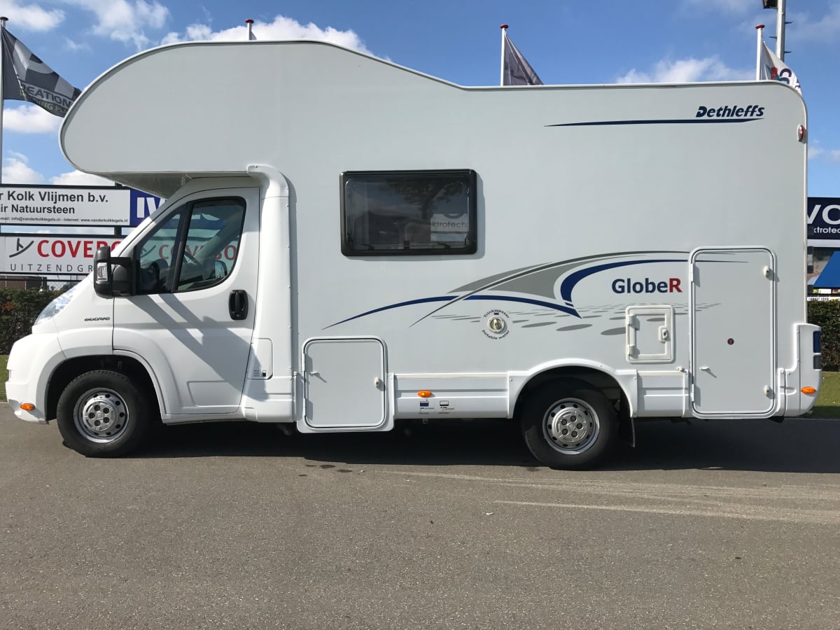 Complete & Compact 6-person camper with bunk bed (Luxury) from €92.00 p ...
