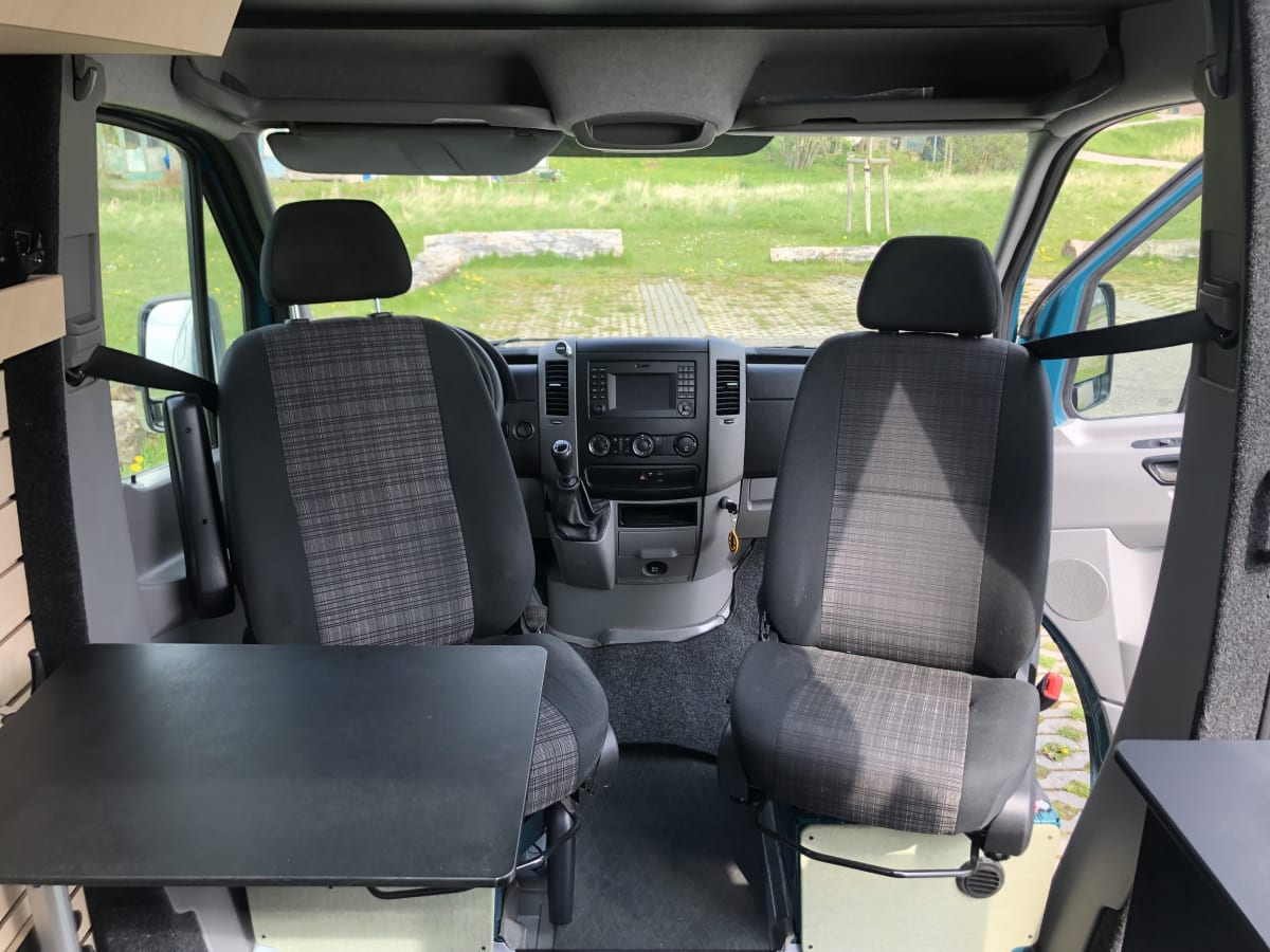 Nouveau camping-car de bus Mercedes Sprinter hors réseau avec des lits de  longueur à partir de 144,00 € par jour Goboony