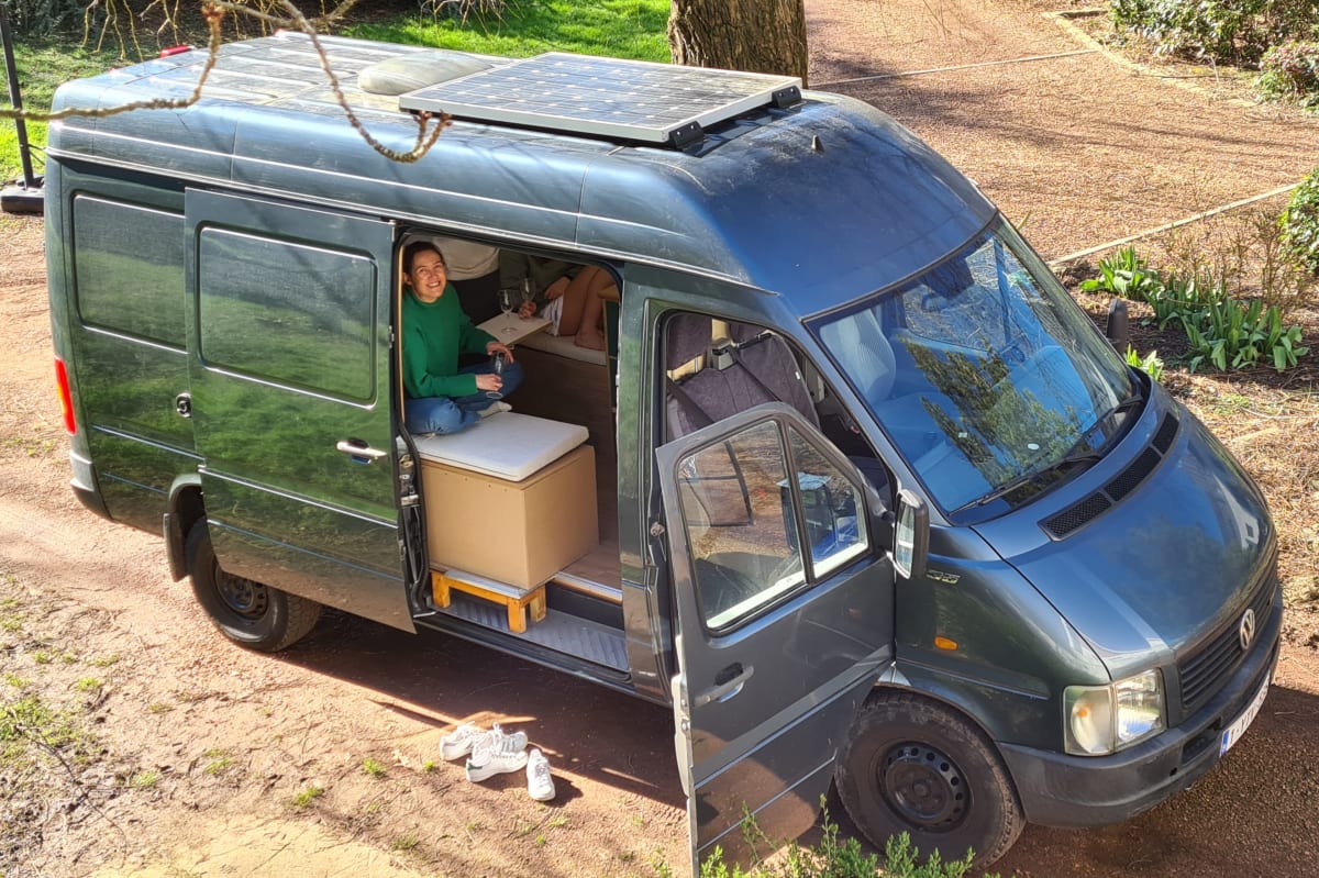 Cassetti sotto il tavolo del camper