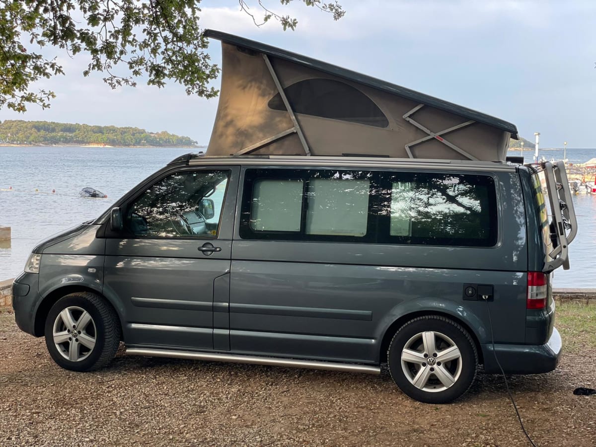 Tough Blue VW T5 2.5 TDI California Camperbus with lifting roof from €84  p.d. - Goboony