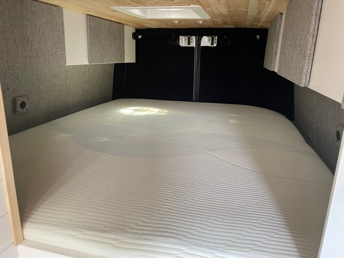 Finley – 'Finley' Luxueux VW Crafter Expedition Campervan Toit