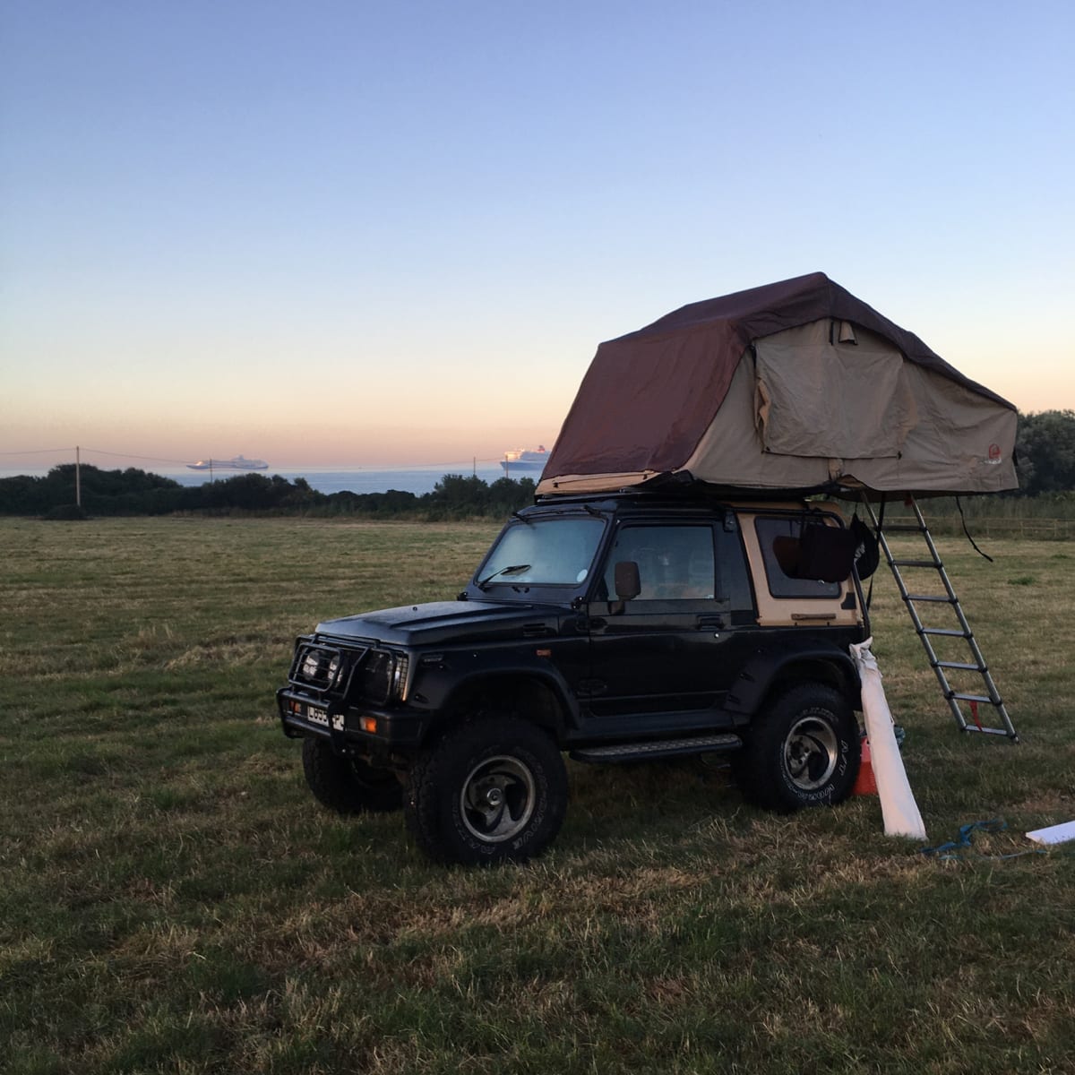 The Rolling Zookiini – Suzuki Samurai 4WD con Rooftent ed equipaggiare. da  91 £ al giorno - Goboony