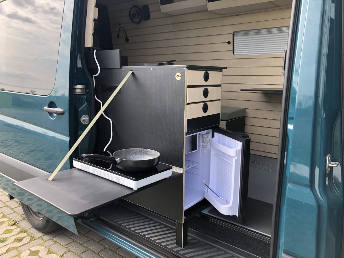 Neuer cooler, netzunabhängiger Mercedes Sprinter Buscamper mit langen  Betten ab 144 € p. T. – Goboony