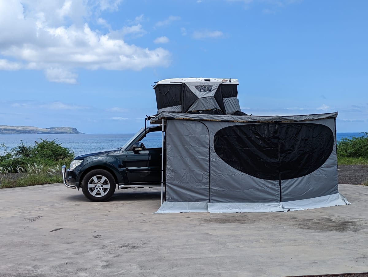 4x4 Mitsubishi Pajero avec grande tente de toit à partir de 109,00 € par  jour Goboony