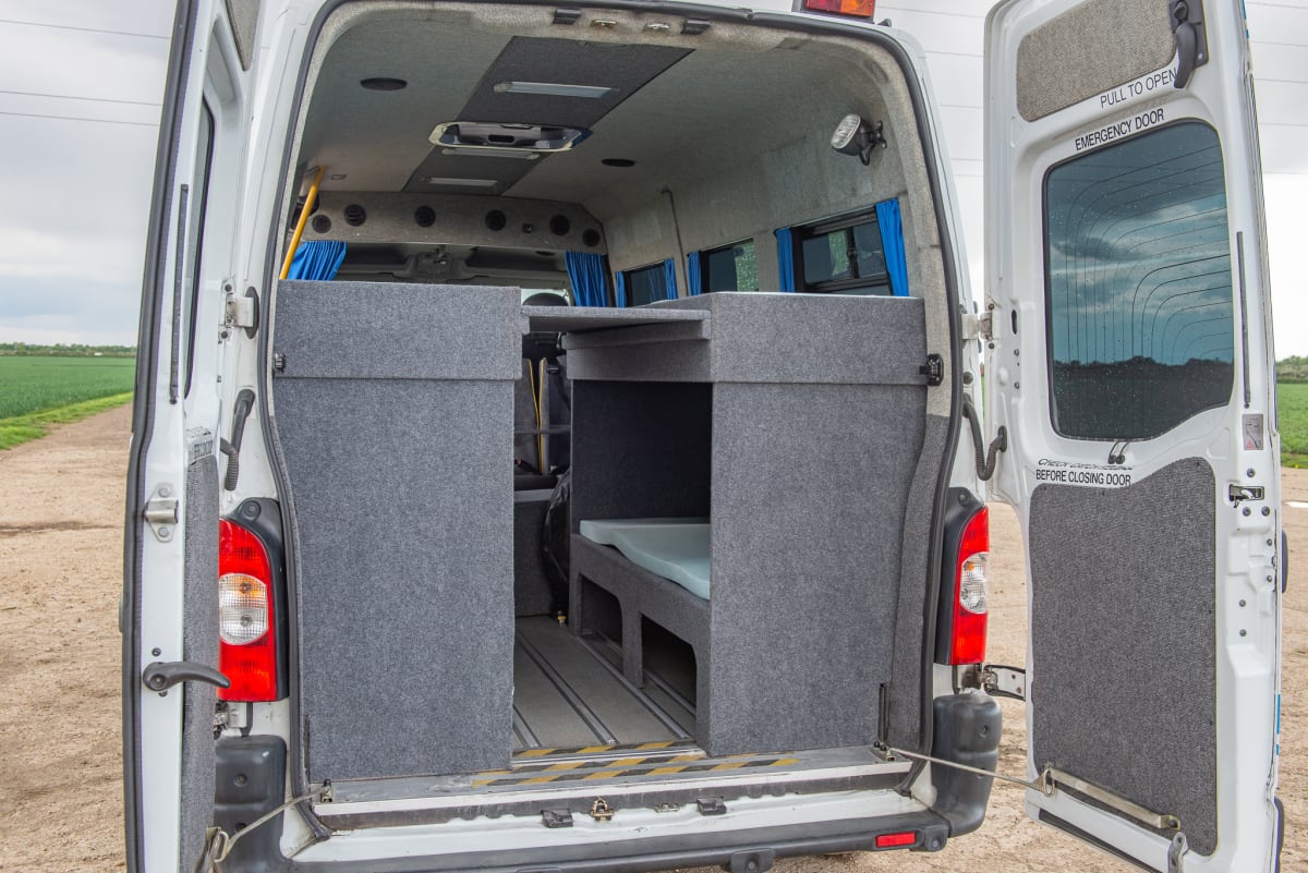 The Explore Bus – Renault Master 2 Berth Budget Campervan-Confortable Large  Lit Double Fixe à partir de 129,00 £ par jour Goboony
