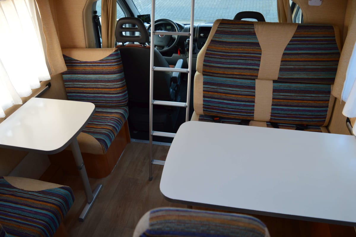 Beautiful complete and very neat 6-person camper (Fiat Ducato Joint S)