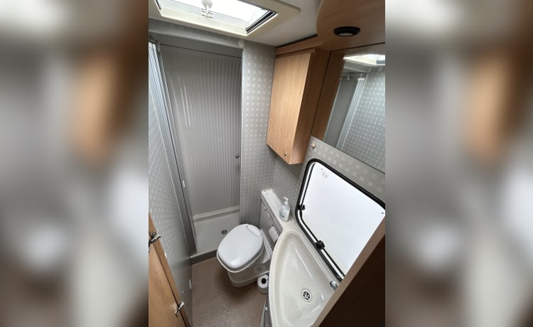 BeeHappy Motorhome Hire 🐝 – Beautiful 4 berth motorhome perfect for a couple or small family. 