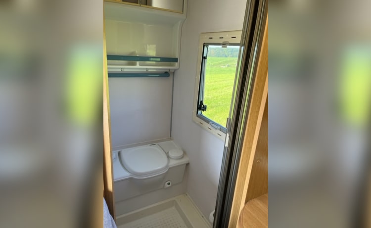 Beau camping-car Fiat Ducato pour 4 personnes, entièrement équipé.