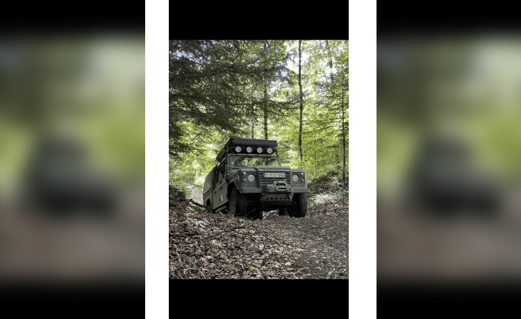 Jeff The Def – Prachtig uitgeruste Land Rover Defender 130 te huur.