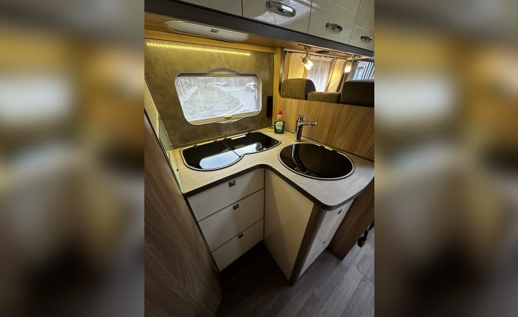 Luxe jonge 4 persoons Burstner Camper van alle gemakken voorzien