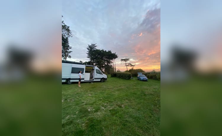 Bus de camping-car spacieux et branché !