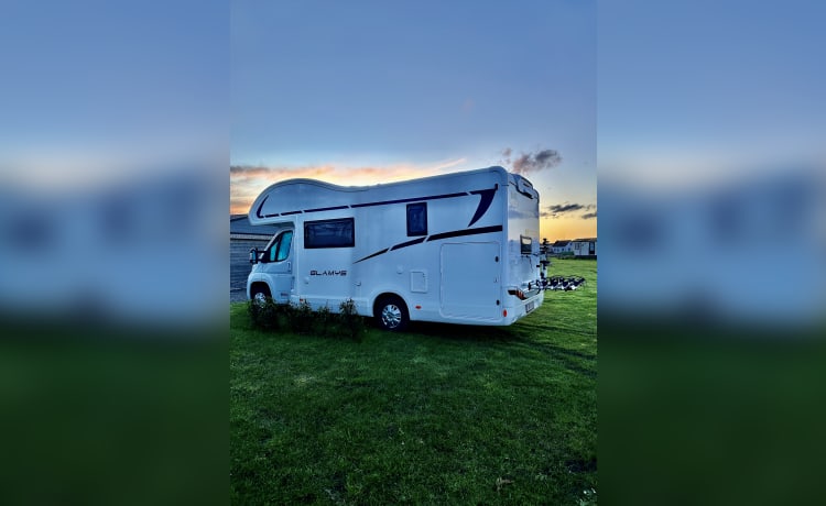 Moby – Camping-car aventureux et ENTIÈREMENT équipé + auvent + climatisation